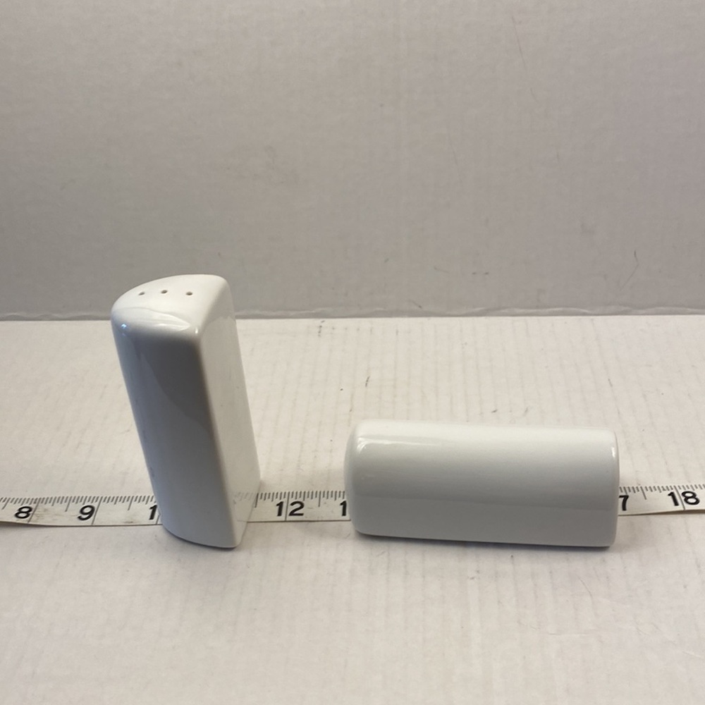 đ
șCERAMIC salt and pepper, shakers white minimalist classic mod clean lines - Picture 4 of 5